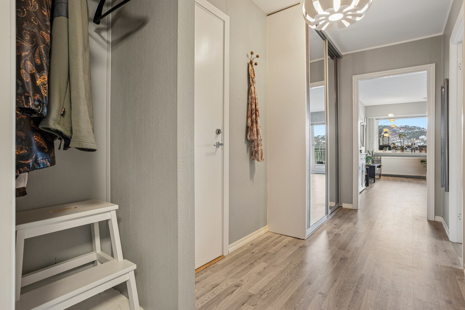 Lys og luftig entré med speil som gir en romslig følelse. Galleribilde