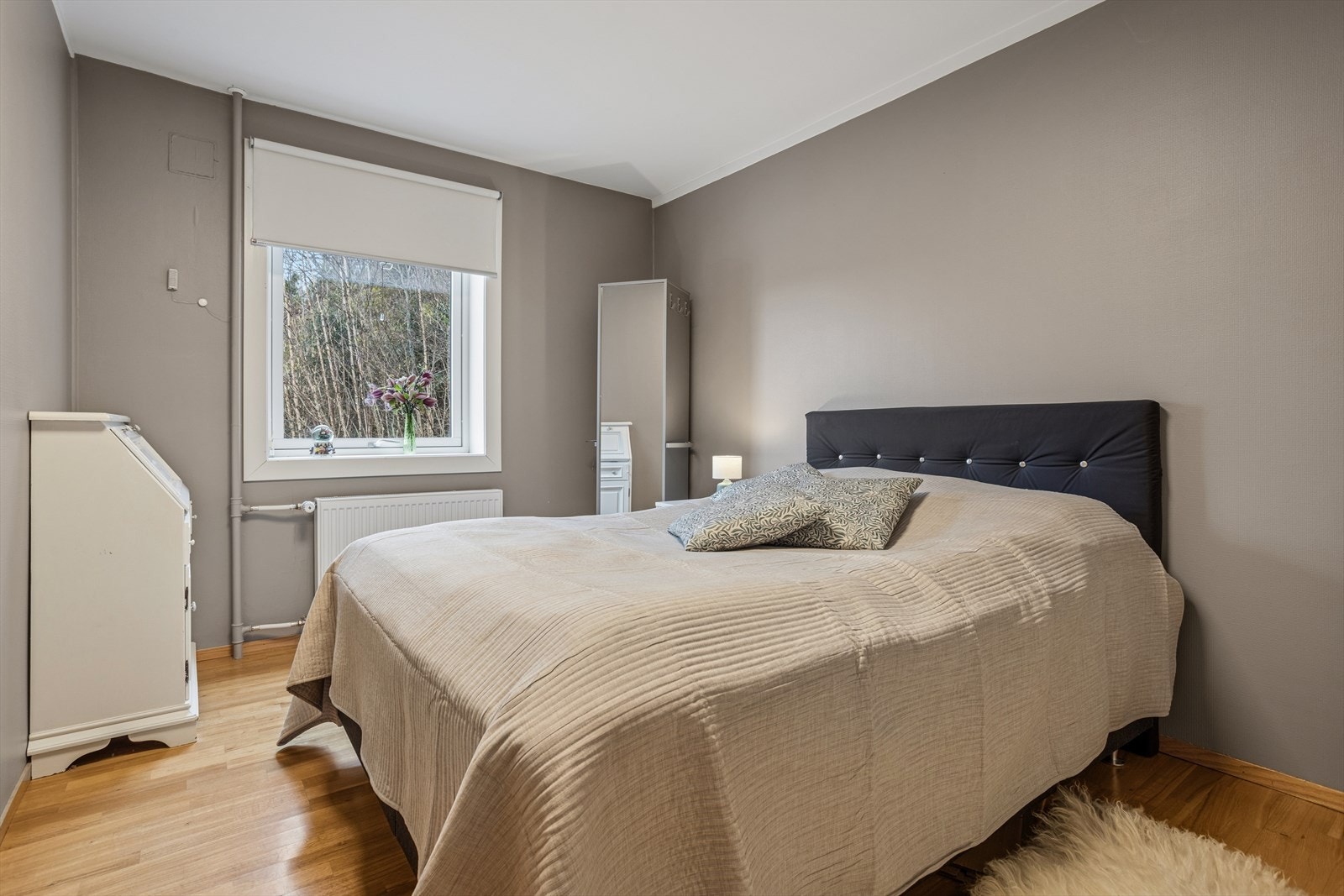 Behagelig soverom med rolig fargepalett og flott utsyn mot naturen. Galleribilde