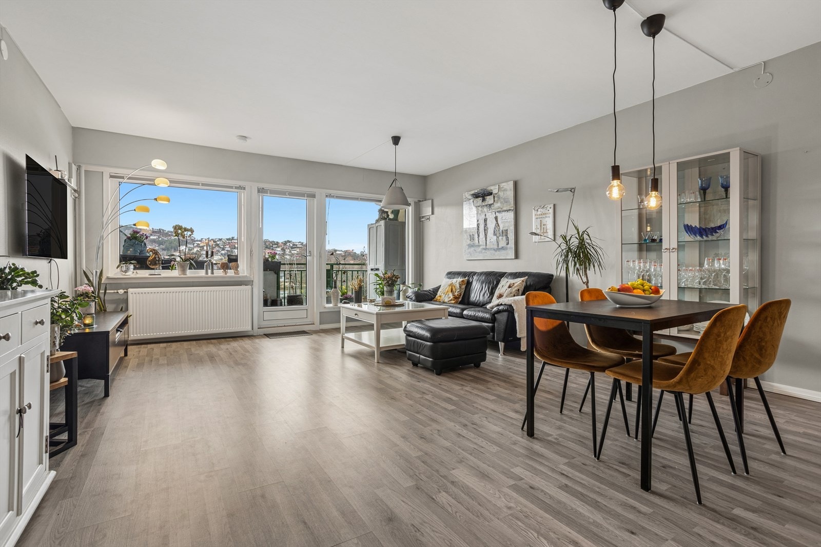 Trivelig spiseplass i direkte tilknytning til stuen - ideelt for sosiale måltider. Galleribilde