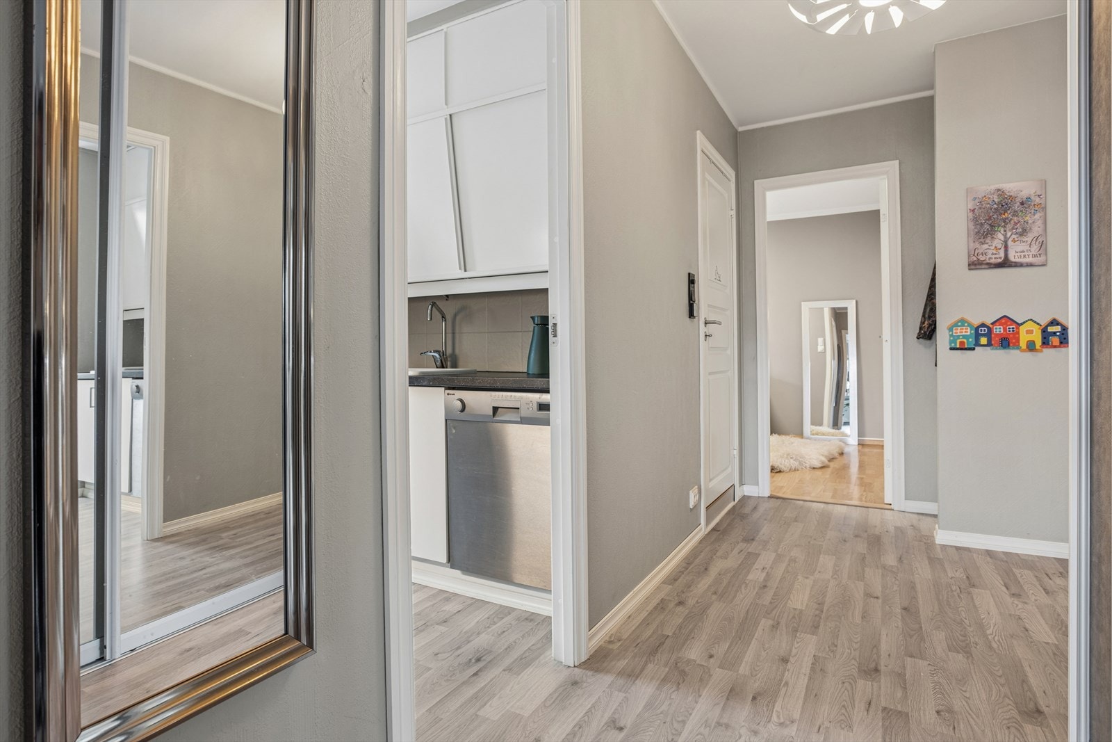 Praktisk entré med smart garderobeløsning og fin flyt videre inn i boligen. Galleribilde