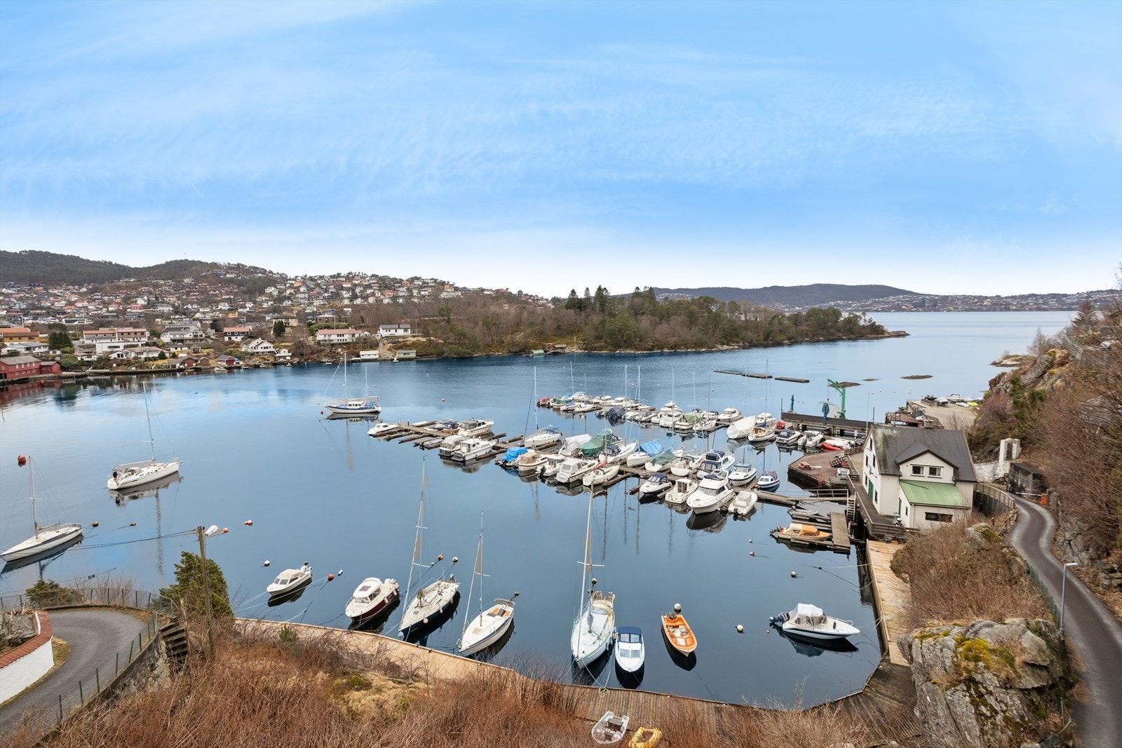 Flott oversikt over nærområdet, sjø og båthavn. Galleribilde