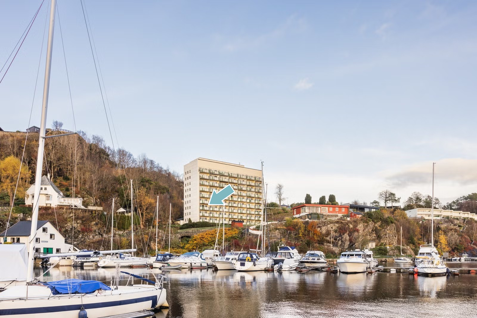 Like ved Åstveitvågen Marina. Per tid ledige båtplasser i anlegget. Galleribilde