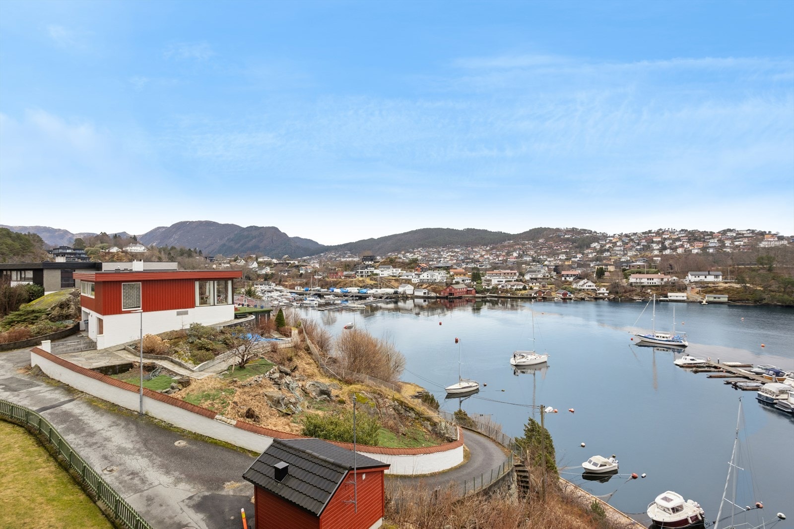 Nydelig utsyn mot sjø, byfjellene og båtlivet. Galleribilde