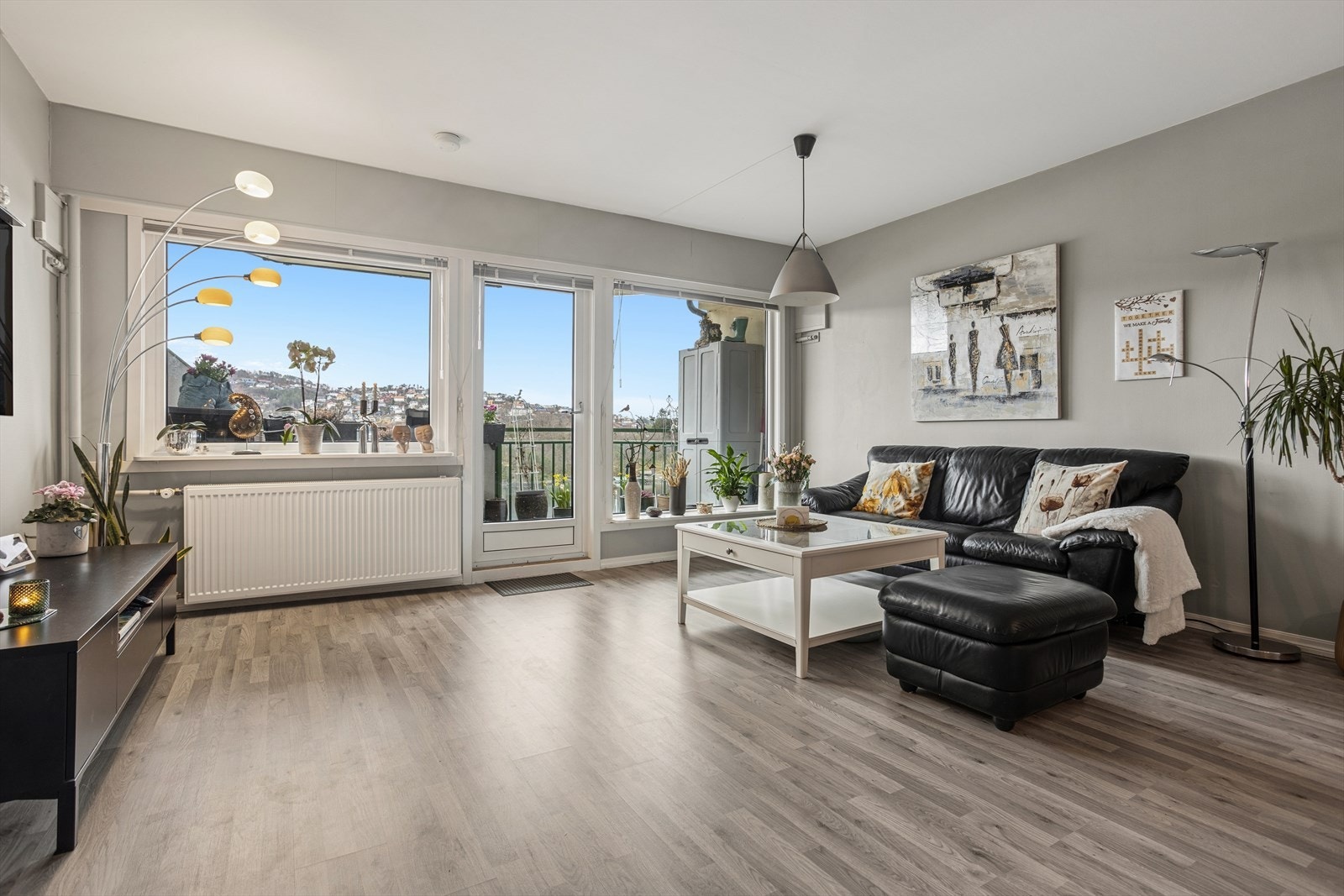 Stue med herlig lysinnslipp og utgang til altan. Galleribilde