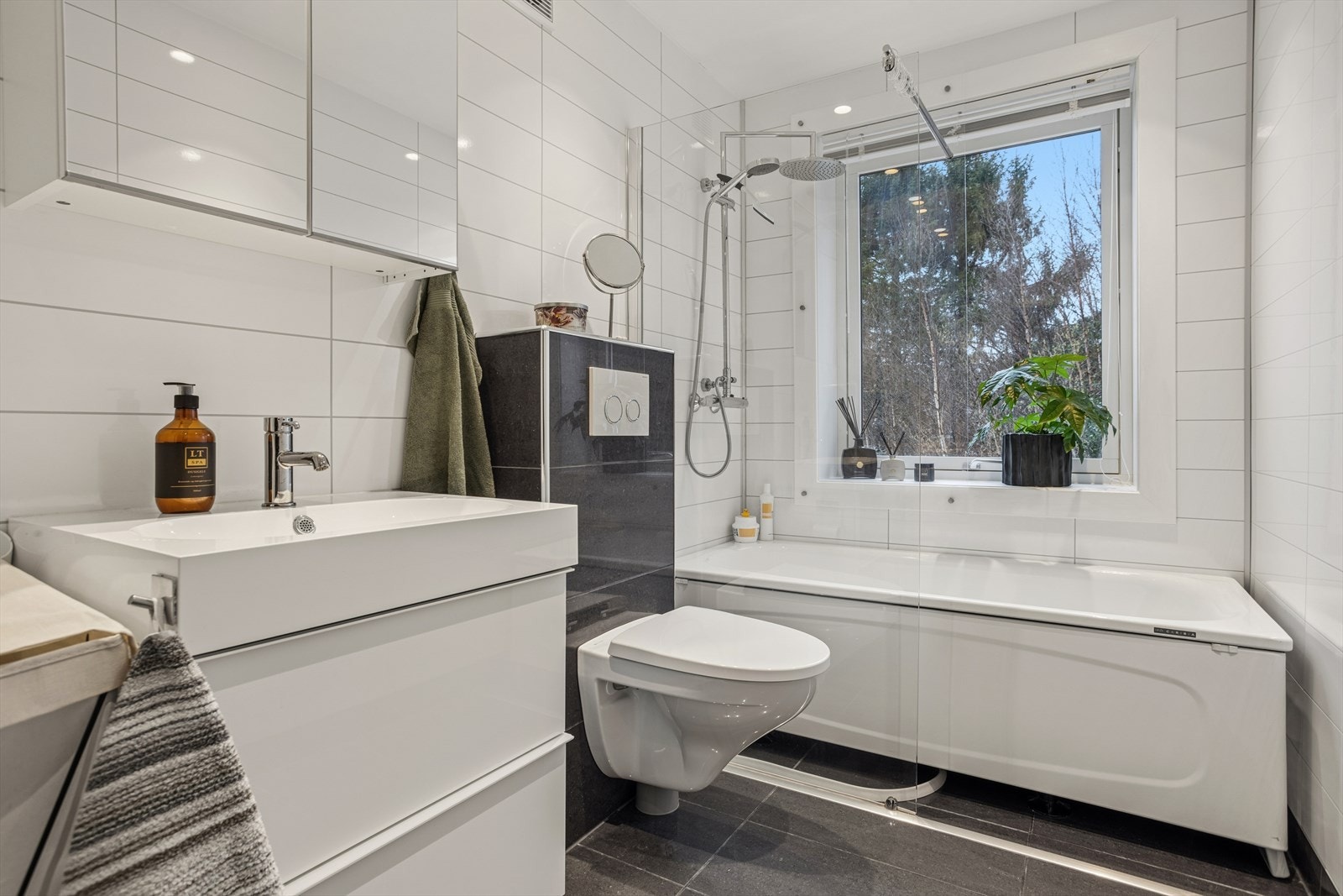 Moderne og funksjonelt bad med både dusj og badekar - en sjelden kombinasjon. Galleribilde