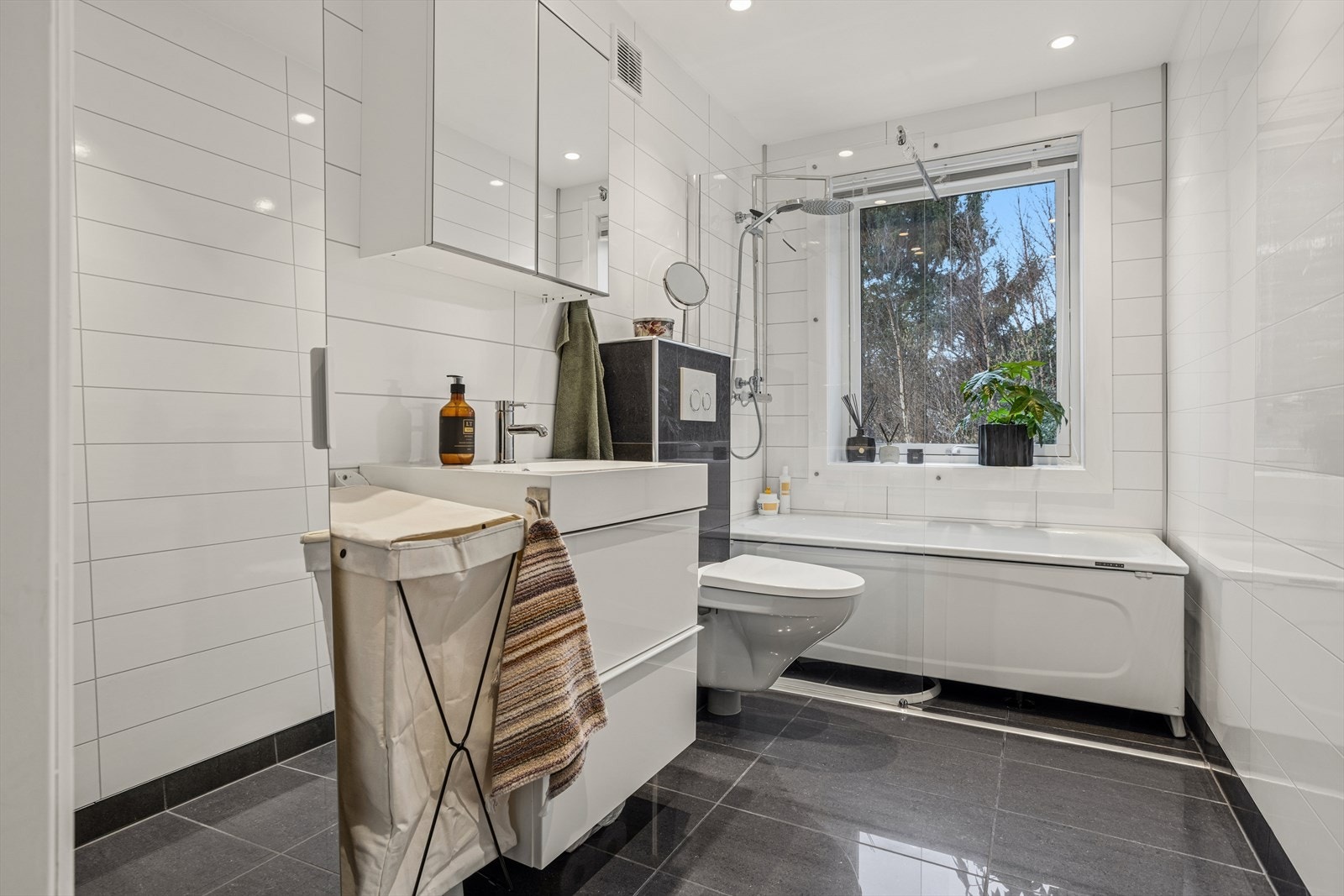 Lekkert bad med vindu som gir behagelig dagslys inn i rommet. Galleribilde