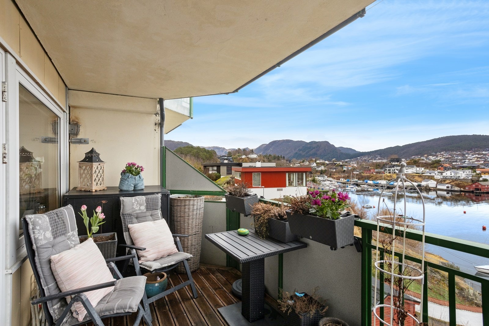 Trivelig altan med god plass til sittegruppe og sommerdager i solen. Galleribilde