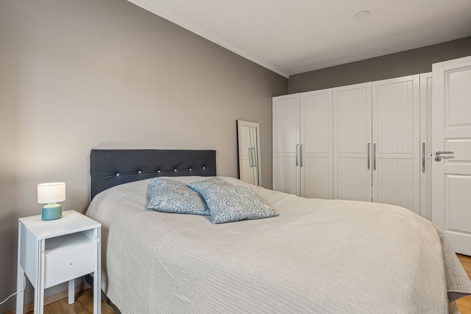 Lyst og romslig soverom med store garderobeskap og god plass til dobbeltseng. Galleribilde