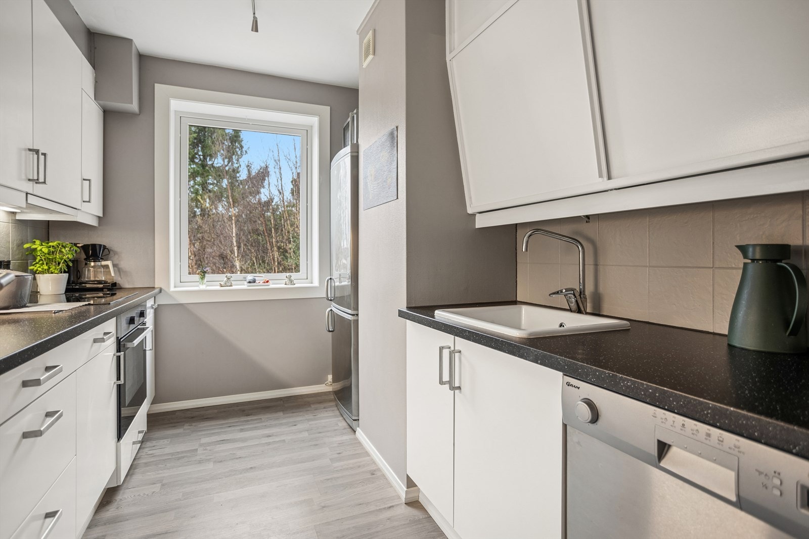 Pent og gjennomført kjøkken med god benkeplass og praktisk planløsning Galleribilde