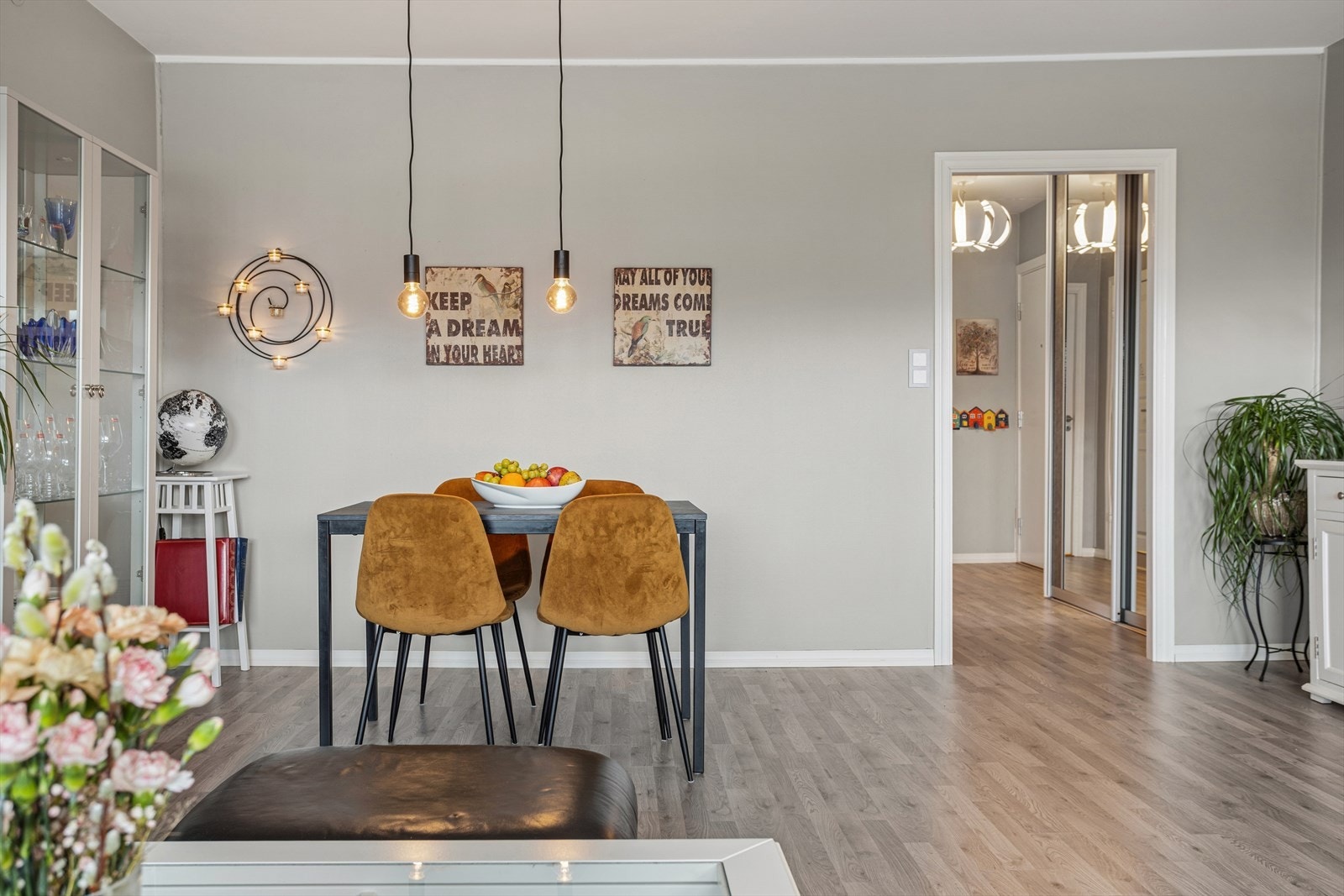 Lys og romslig stue med store vindusflater og flott utsyn. Galleribilde