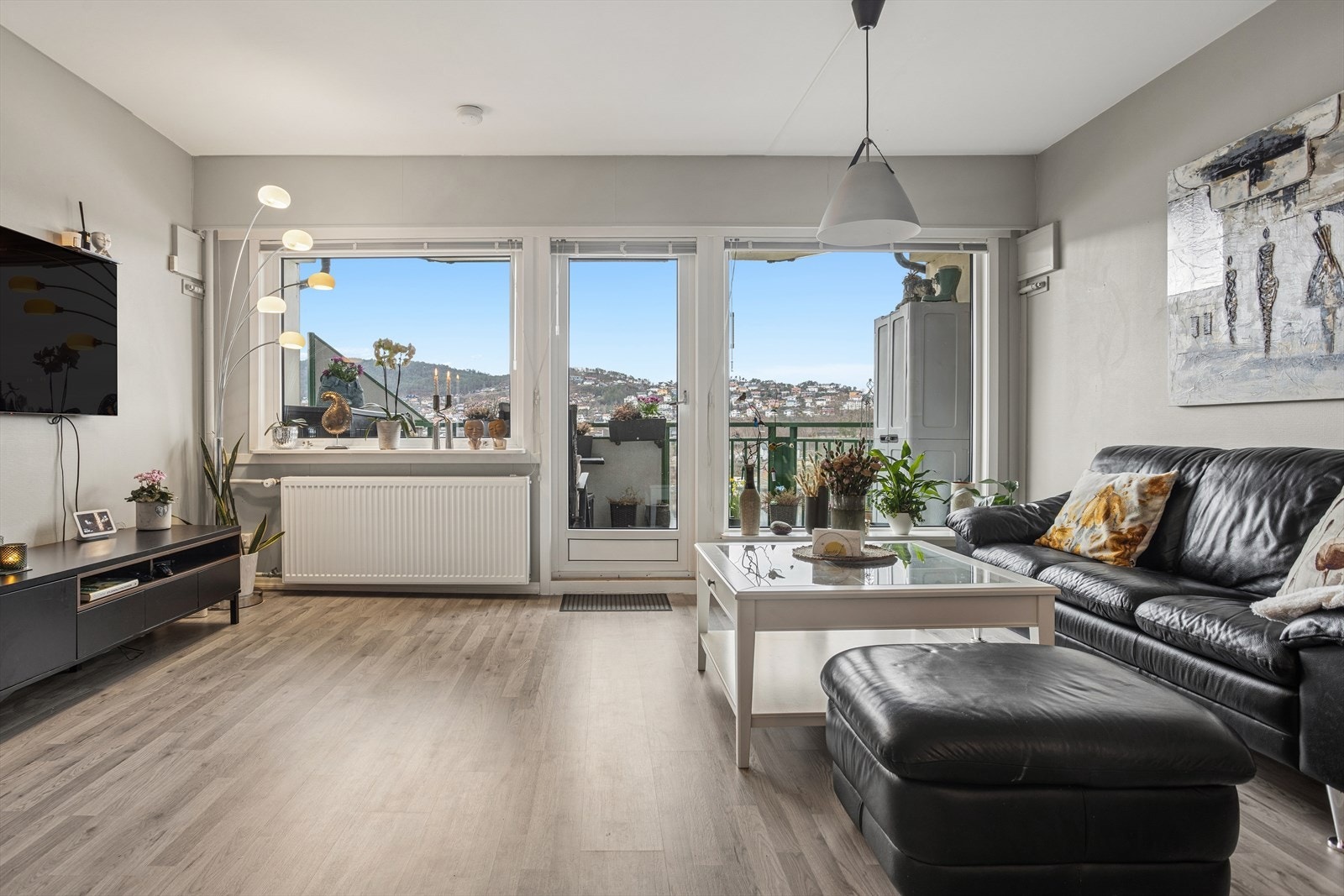 Åpen og sosial planløsning med naturlig plass til både sofa- og spisegruppe. Galleribilde