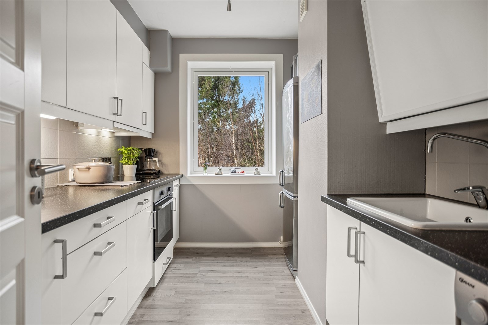 Lyst og funksjonelt kjøkken med vindu som gir flott dagslys inn på arbeidssonen. Galleribilde