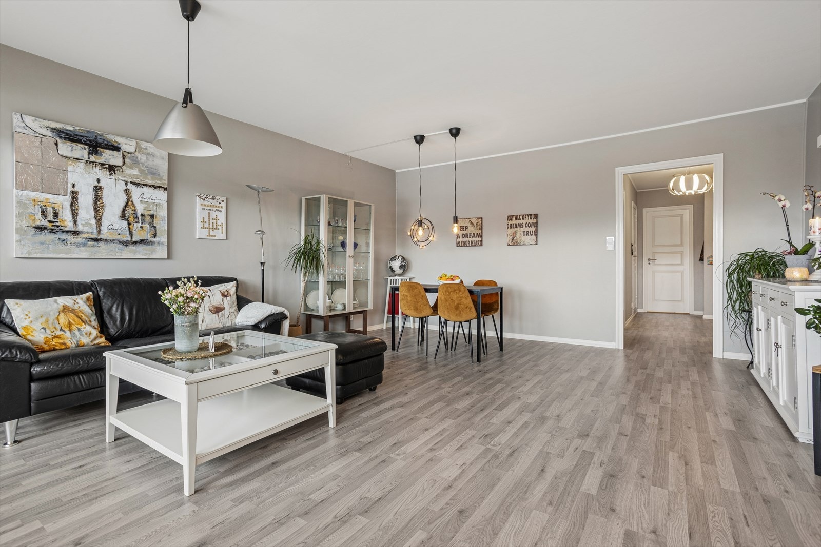 Romslig stue med gjennomgående lyse overflater og god møbleringsfrihet. Galleribilde