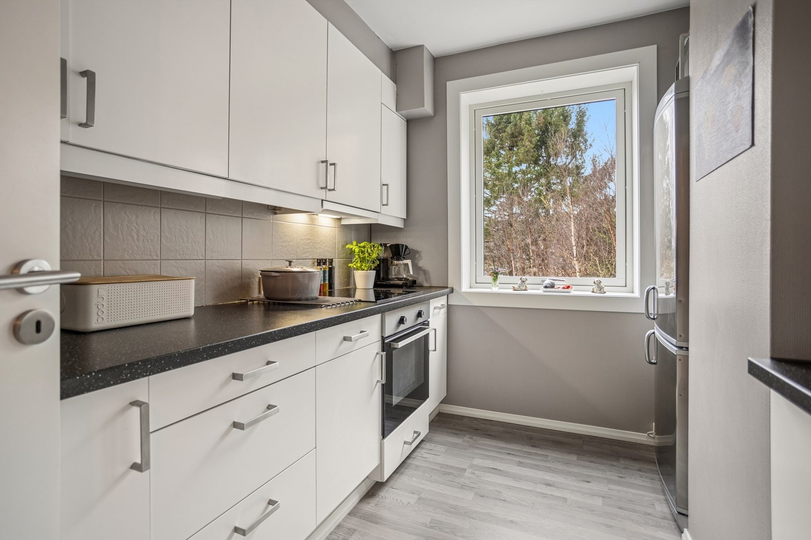 Velutnyttet kjøkken med gode lagringsmuligheter og tidløst uttrykk. Galleribilde