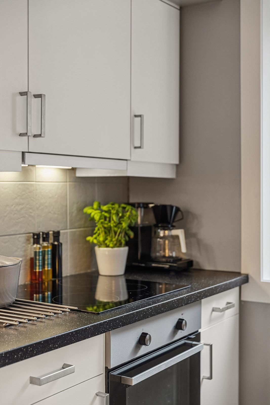 Moderne og pent kjøkken med gode arbeidsflater og integrerte løsninger. Galleribilde