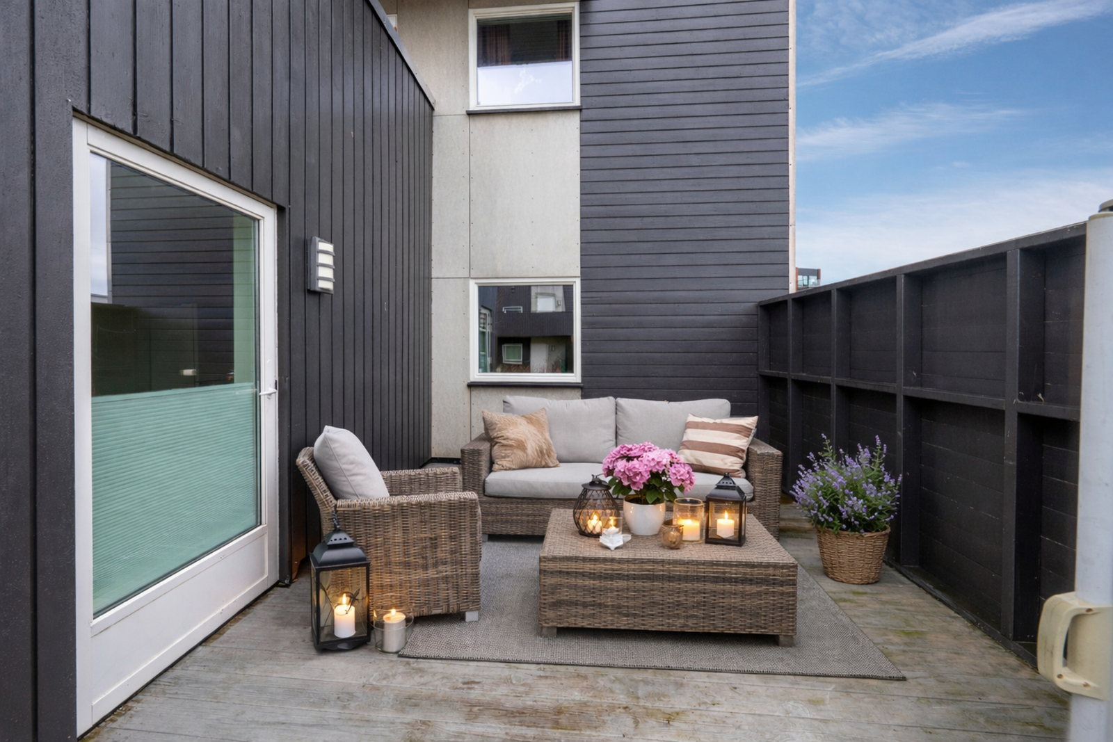 Sørvestvendt terrasse med gode solforhold - bildet er digitalt stylet Galleribilde