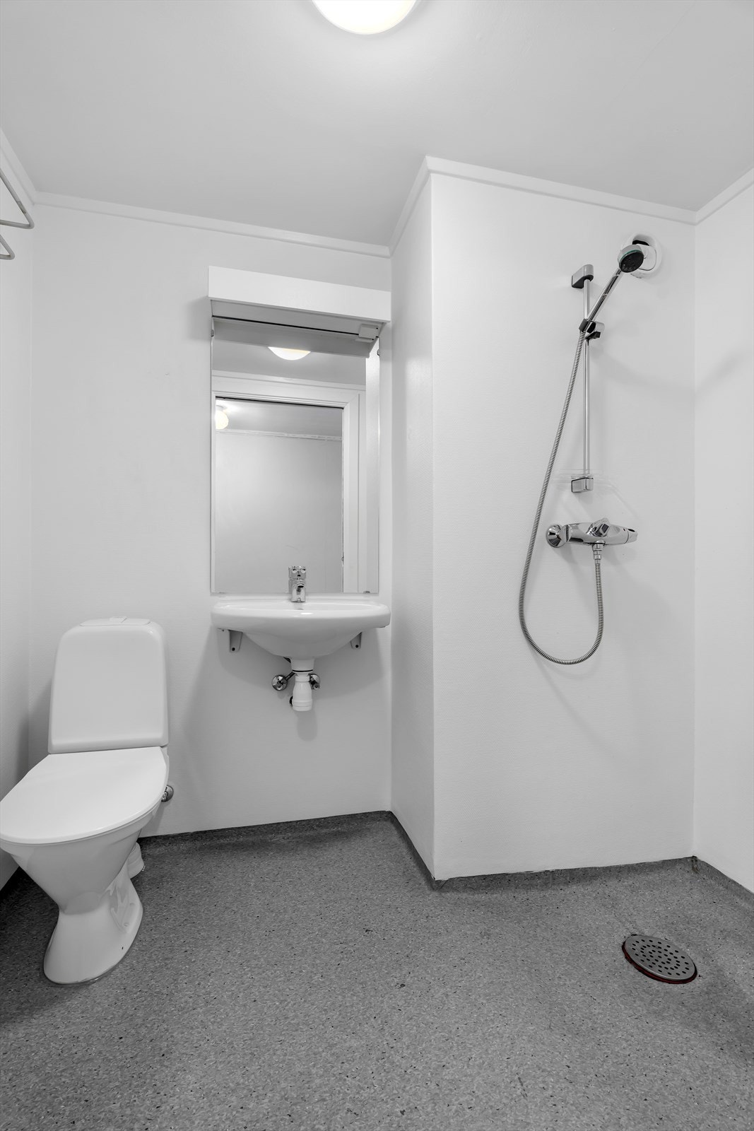 Bad med gulvbelegg, varmekabler og malte flater Galleribilde