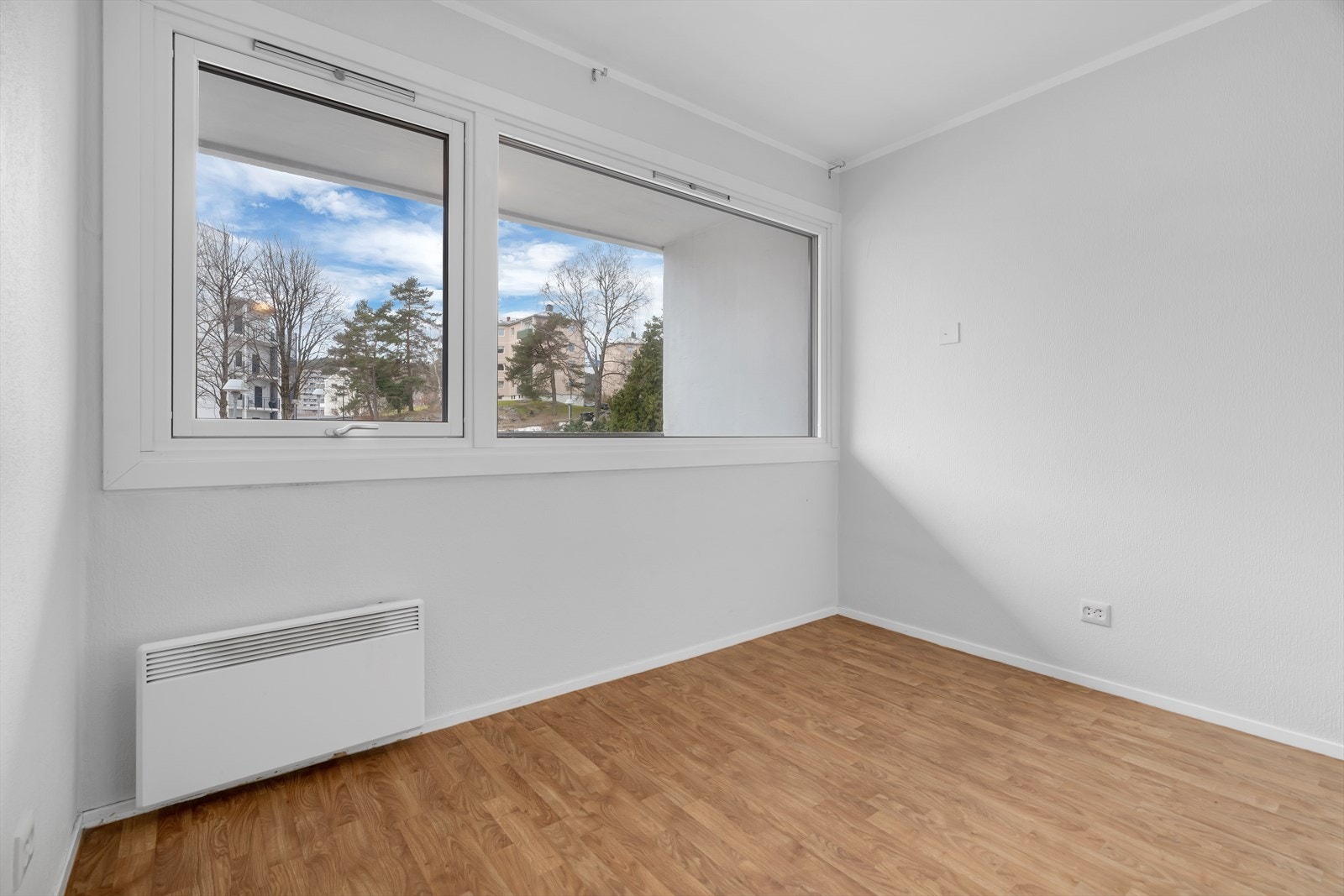 Leiligheten har ett soverom med store vindusflater Galleribilde