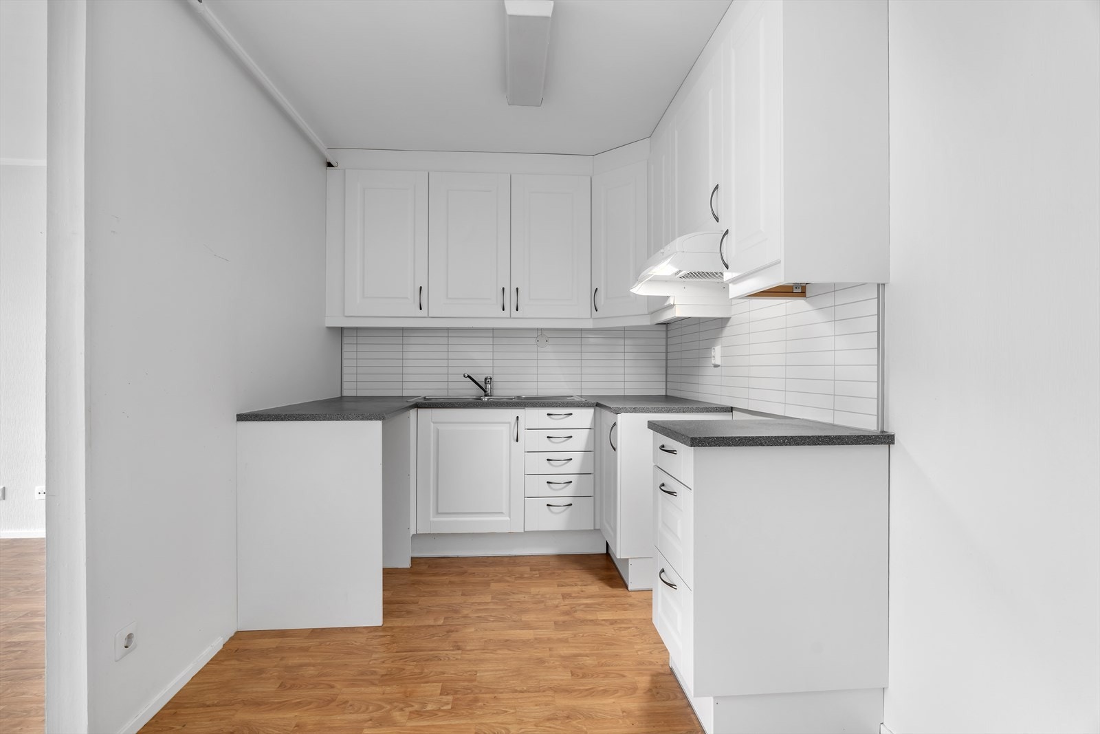 Opplegg for oppvaskmaskin og Kitchen-wall plater over benk Galleribilde