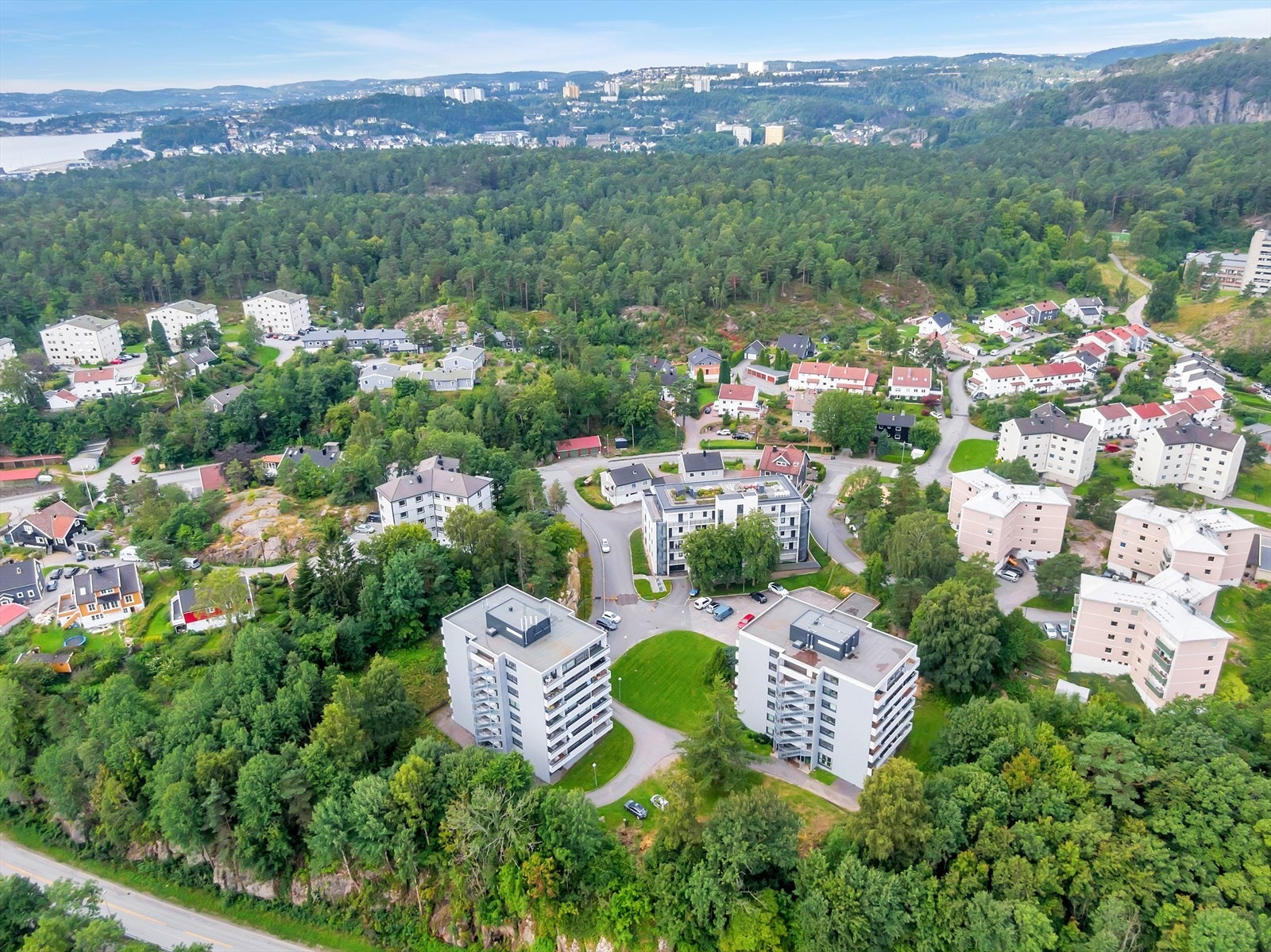 Umiddelbar nærhet til fint turområde og badevann i Baneheia Galleribilde