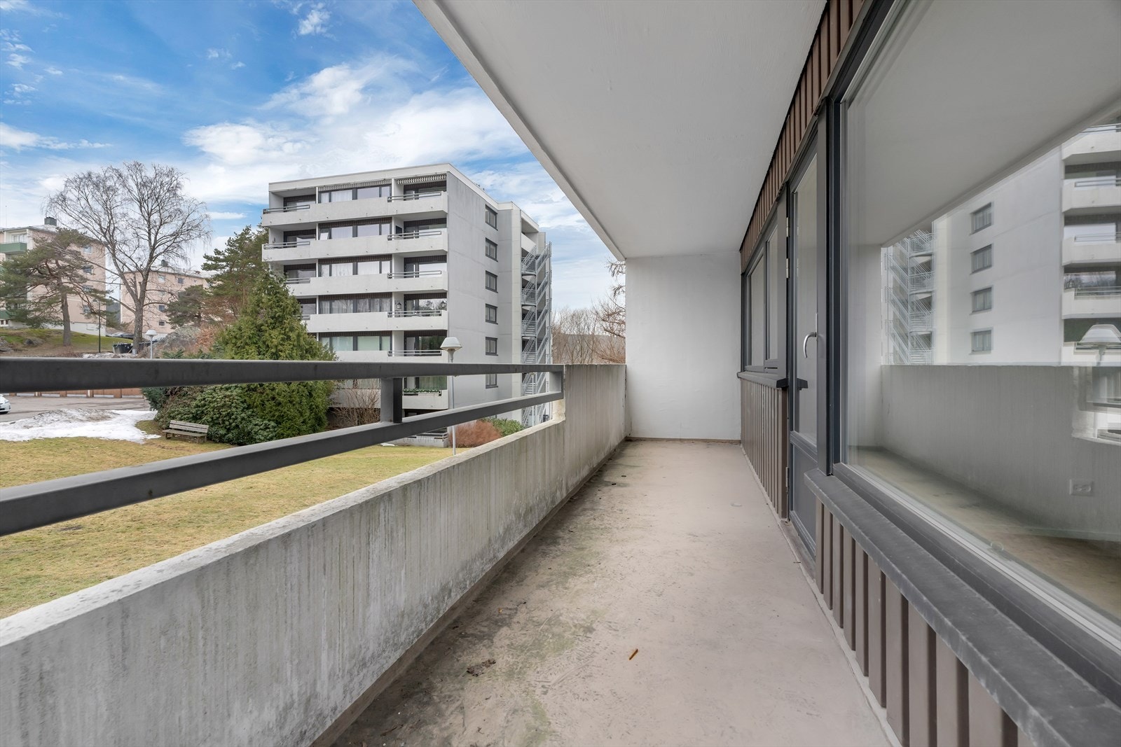 Vestvendt balkong med kveldssol Galleribilde