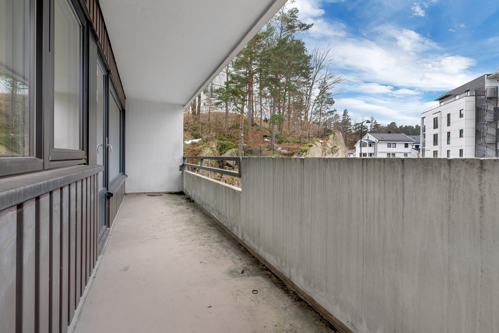 Balkongen er 10 kvm med takoverbygg Galleribilde