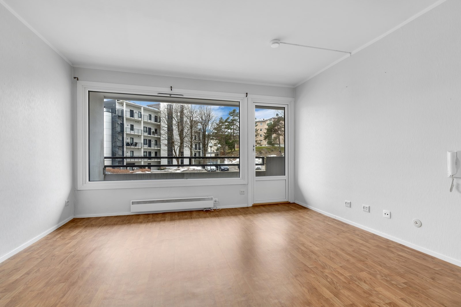 Store vindusflater og utgang til balkong Galleribilde