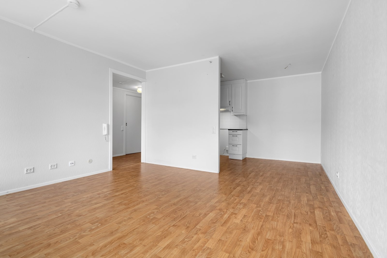 Plass til sittegruppe, samt spisebord ved kjøkkenet Galleribilde