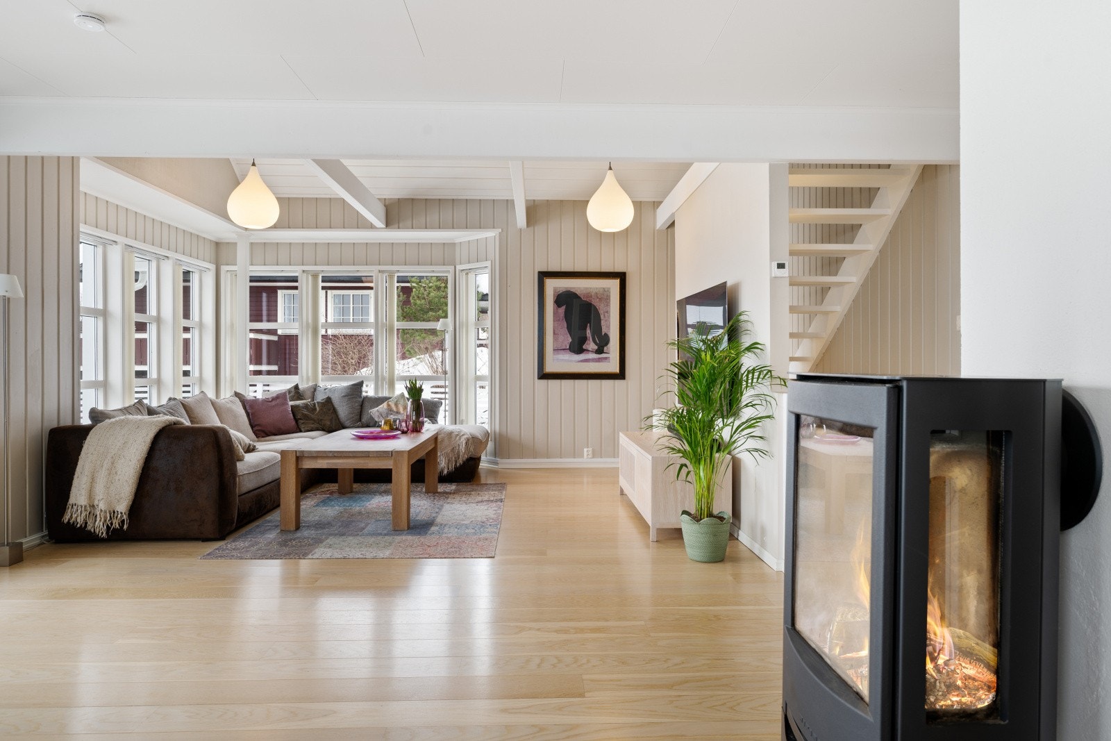 Peisovnen bidrar til ekstra varme og hygge. Boligen har vannbåren gulvvarme og luft til luft, samt luft til vann varmepumper. Galleribilde