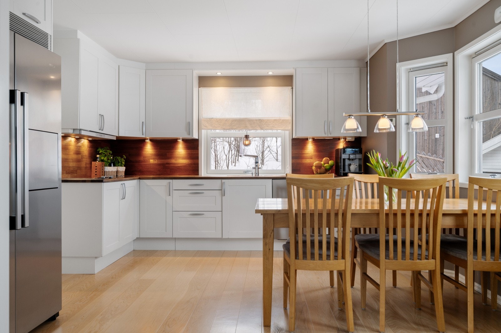 Spiseplassen på kjøkkenet er et hyggelig samlingspunkt i hverdagen. Galleribilde