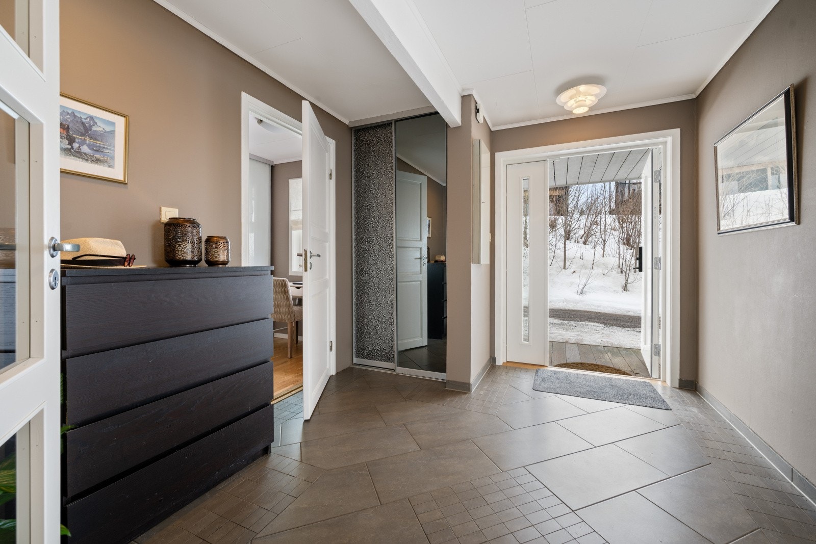En romslig hall ønsker velkommen. Ytterdøren fra 2020 er utstyrt med Yale Doorman kodelås. Galleribilde