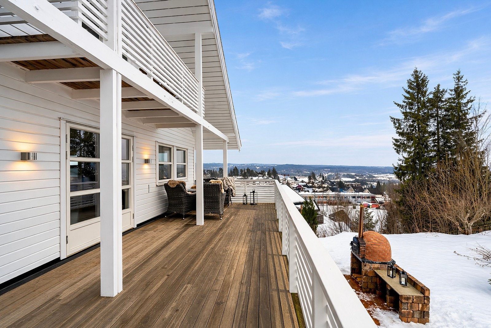 Fra stuen i første etasje, kommer du ut på denne store terrassen. Galleribilde