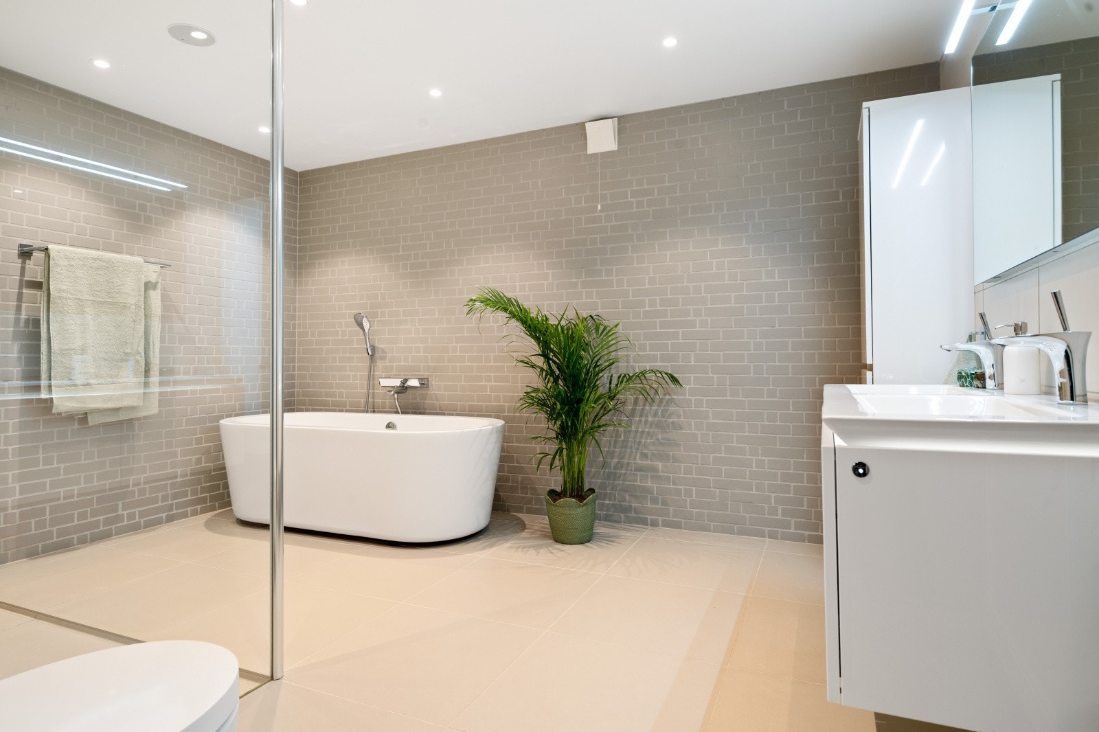 Badet har vannbåren varme i gulvet for ekstra komfort. Galleribilde