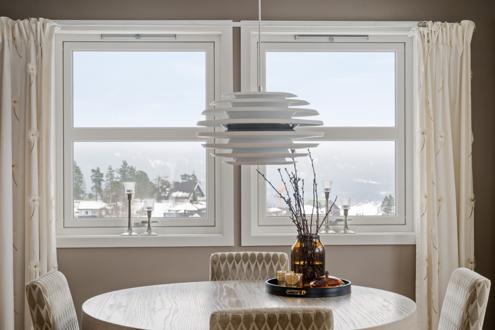 Vinduene rammer inn den flotte utsikten over nærområdet. Galleribilde