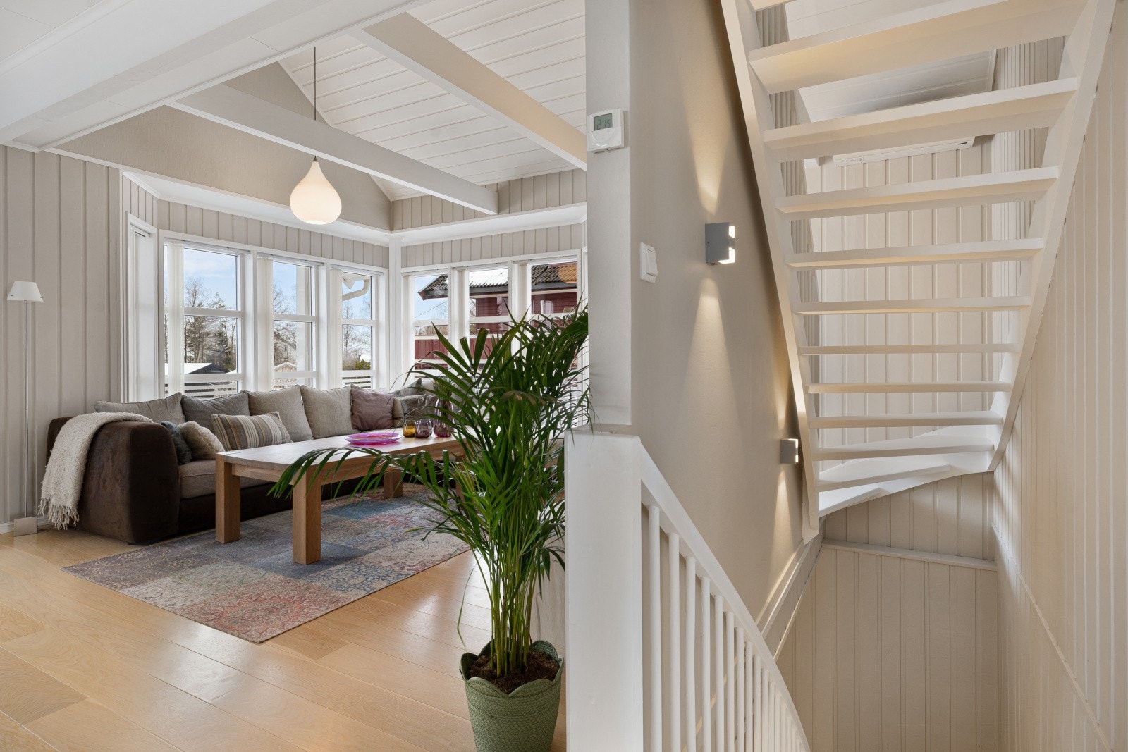 Fra stuen kommer du både opp til loftsplanet og til underetasjen. Galleribilde