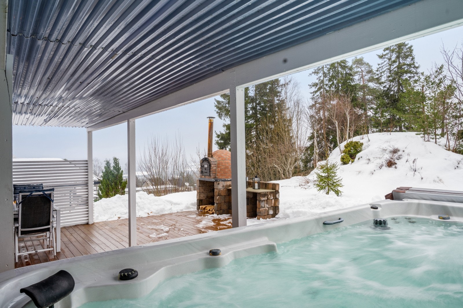 Nyt et varmt bad med utsikt mot naturlig vegetasjon. Galleribilde