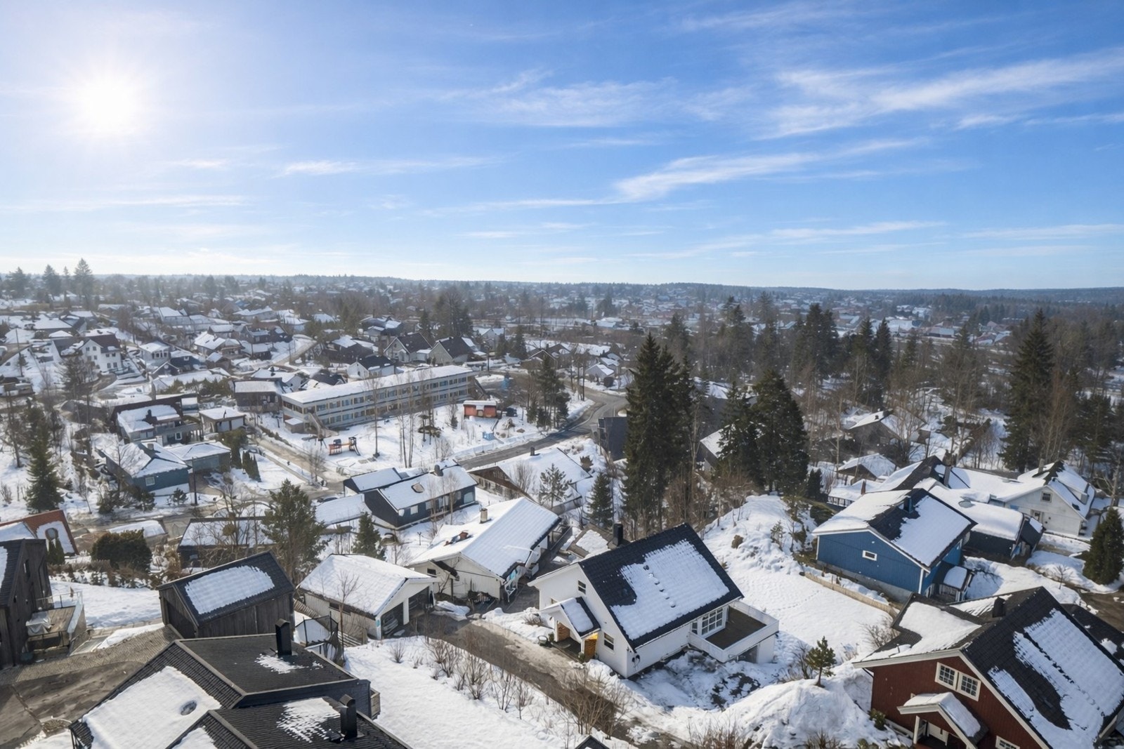 Flere skoler og barnehager ligger innen kort avstand, som Rotnes skole og Bjertnes barnehage. Galleribilde