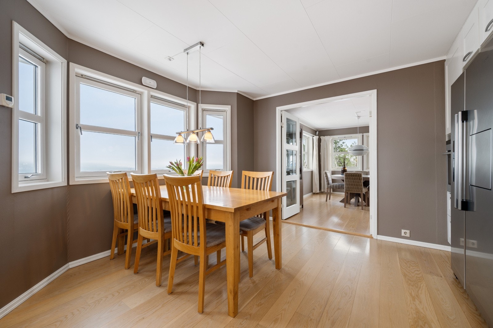 Kjøkkenet har en gjennomgående løsning med rom for egen spiseplass ved kjøkkenvinduet. Galleribilde