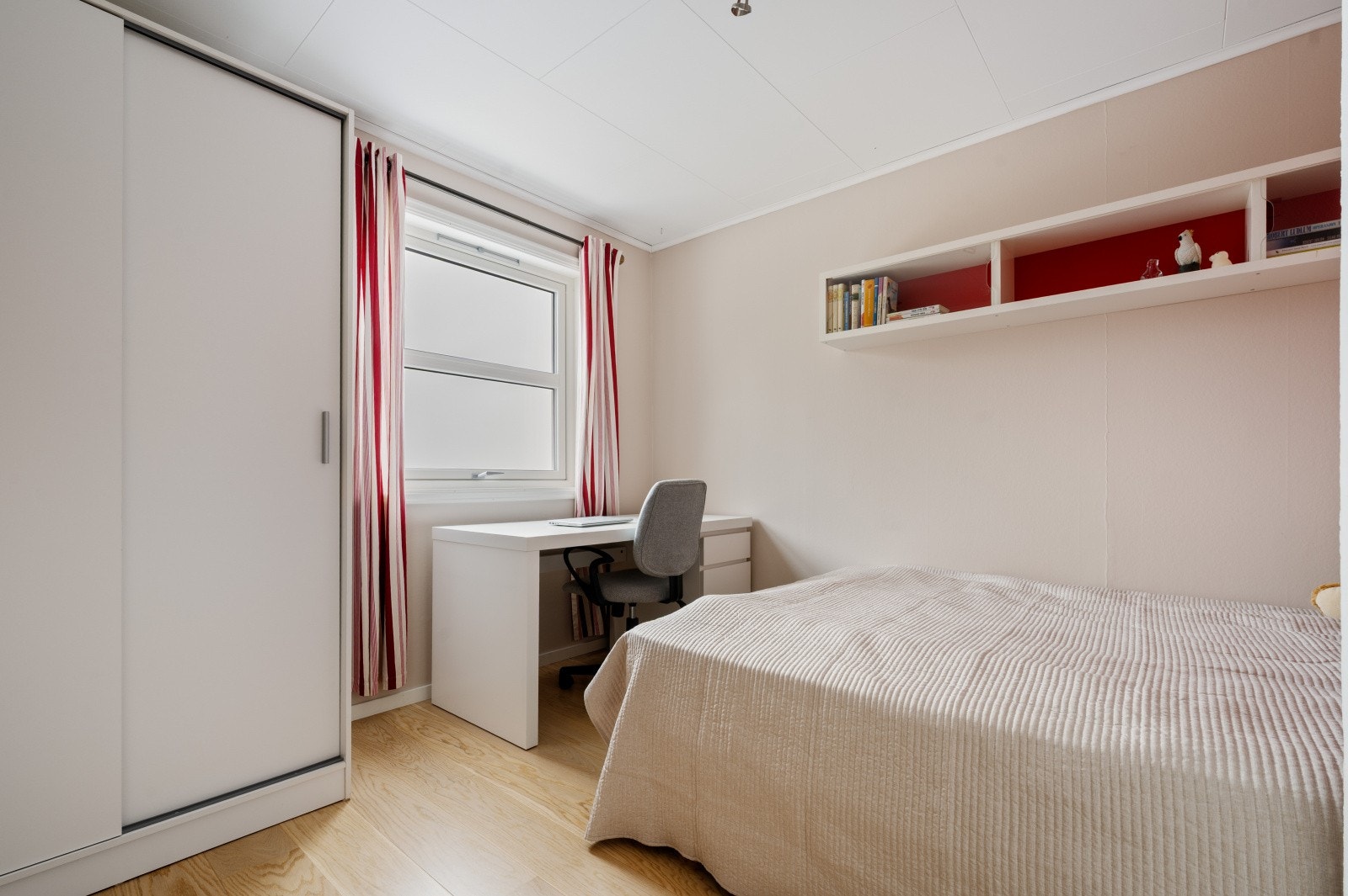 Soverommene har god plass til seng, garderobe og andre småmøbler. Galleribilde