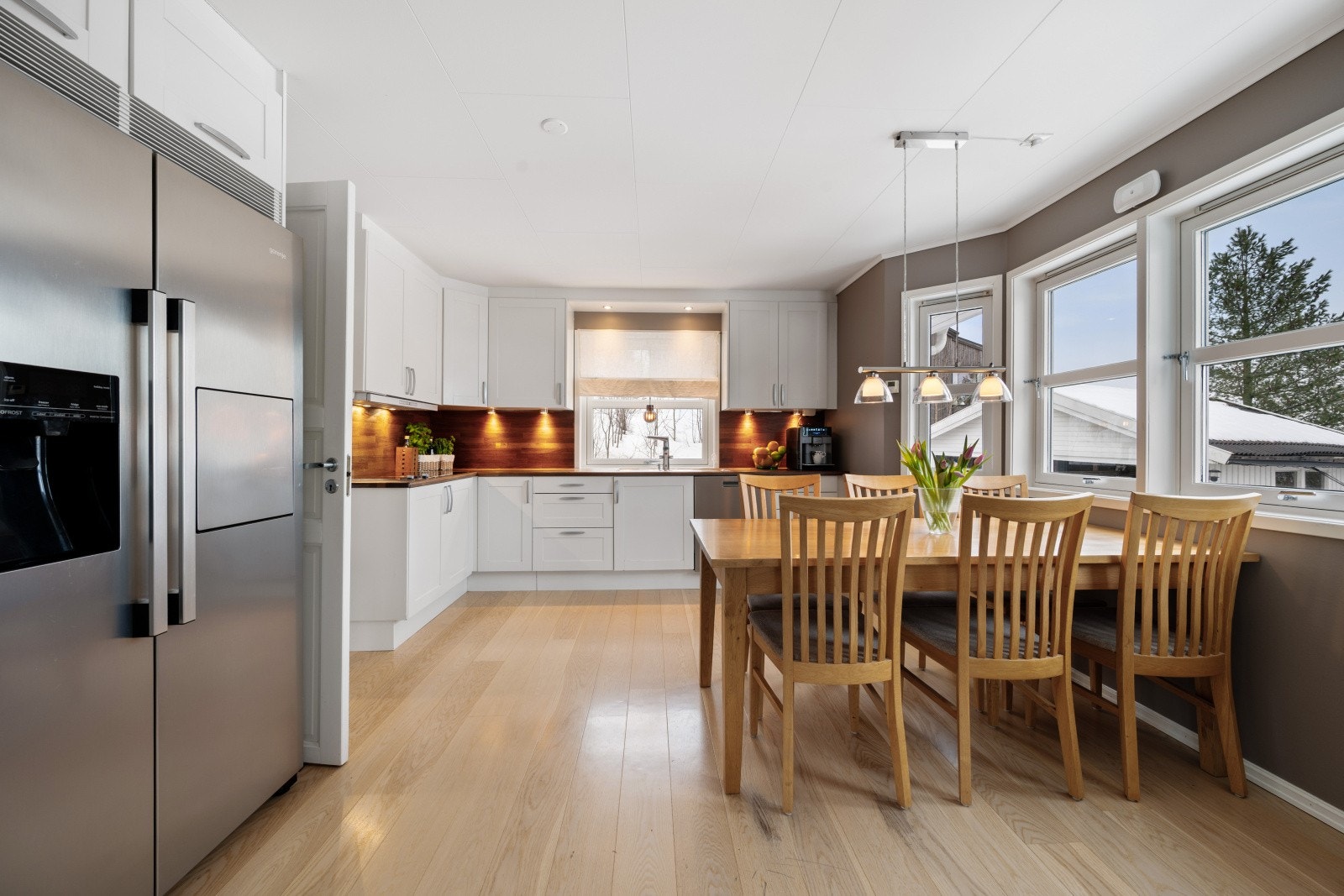 Her er det godt med skap- og benkeplass, samt integrerte hvitevarer. Galleribilde