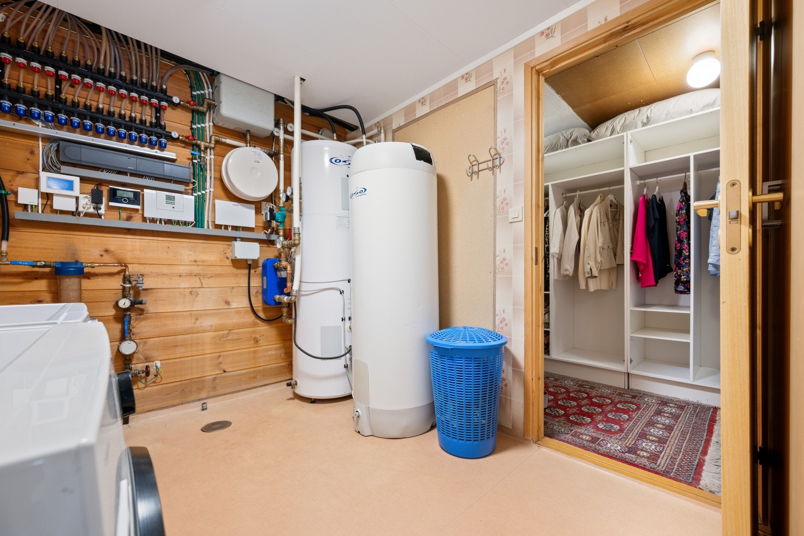 Praktisk vaskerom i underetasjen med opplegg for vaskemaskin og tekniske installasjoner. Det er eldre standard på rommet, men det tekniske er av høy standard fra nyere tid. Galleribilde