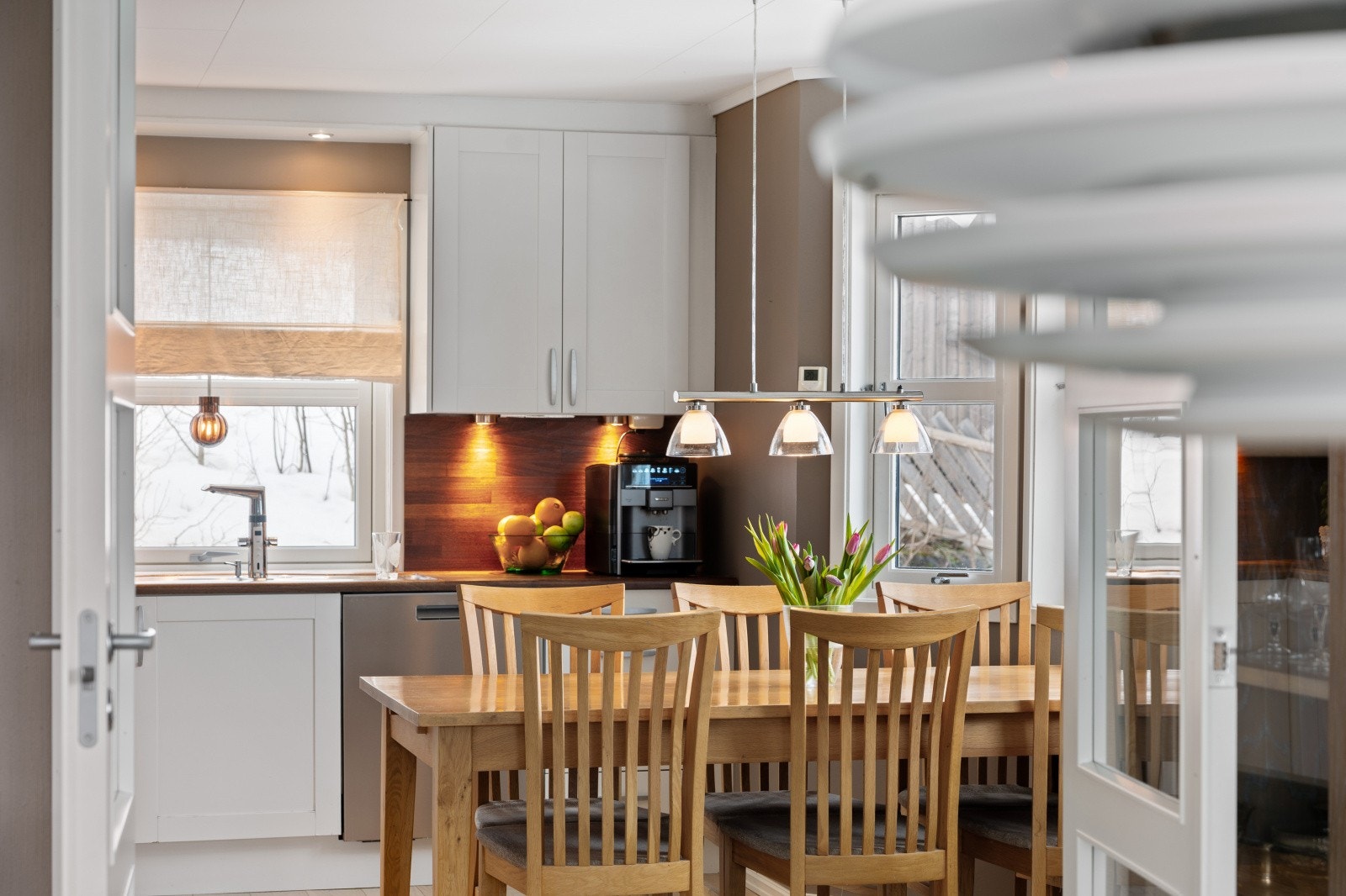Gjennomgående gode materialvalg og funksjonelle løsninger preger kjøkkenet. Galleribilde
