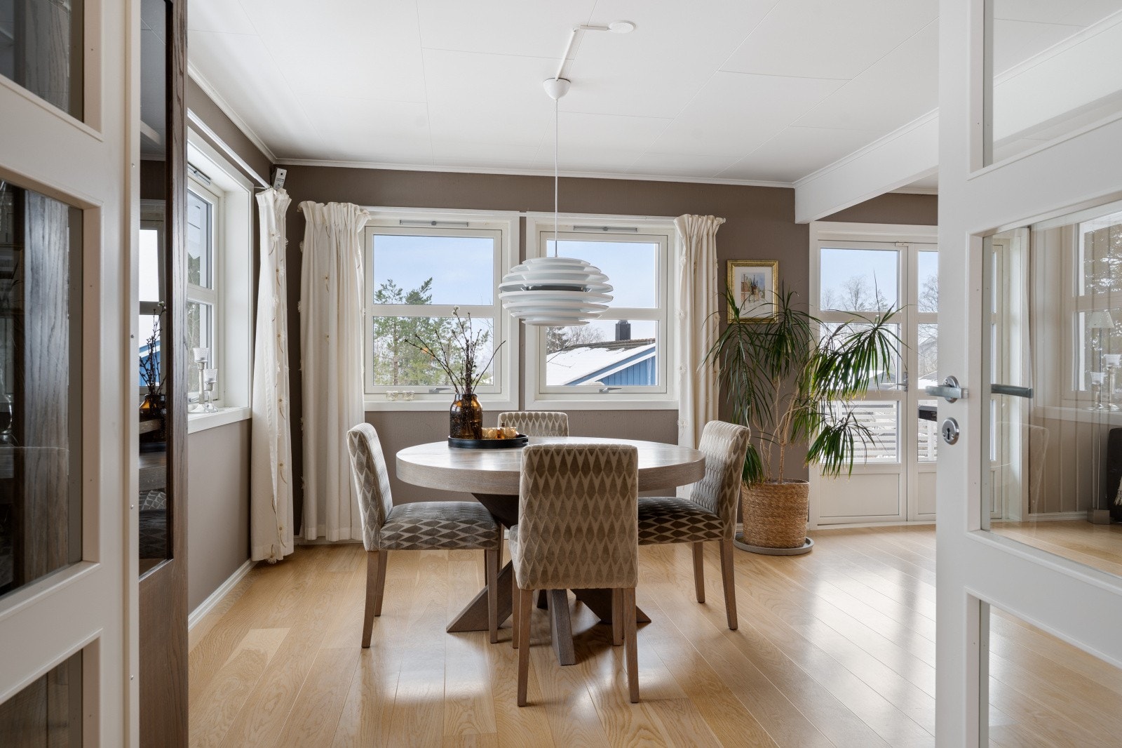 Spisestuen har plass til langbord og er et naturlig midtpunkt for sosiale sammenkomster. Galleribilde