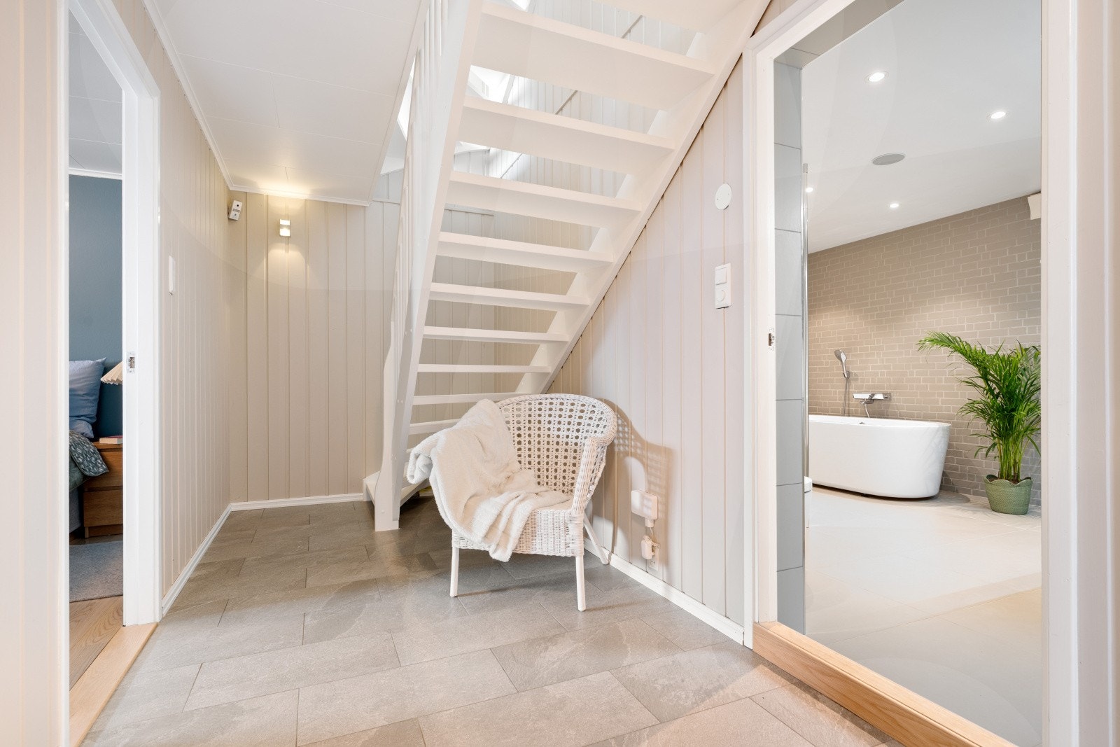 Boligens underetaje er innholdsrik med 3 soverom, romslig bad, vaskerom, og bod/ klesrom. Det er vannbåren gullvarme i gangen, badet og alle soverom. Galleribilde