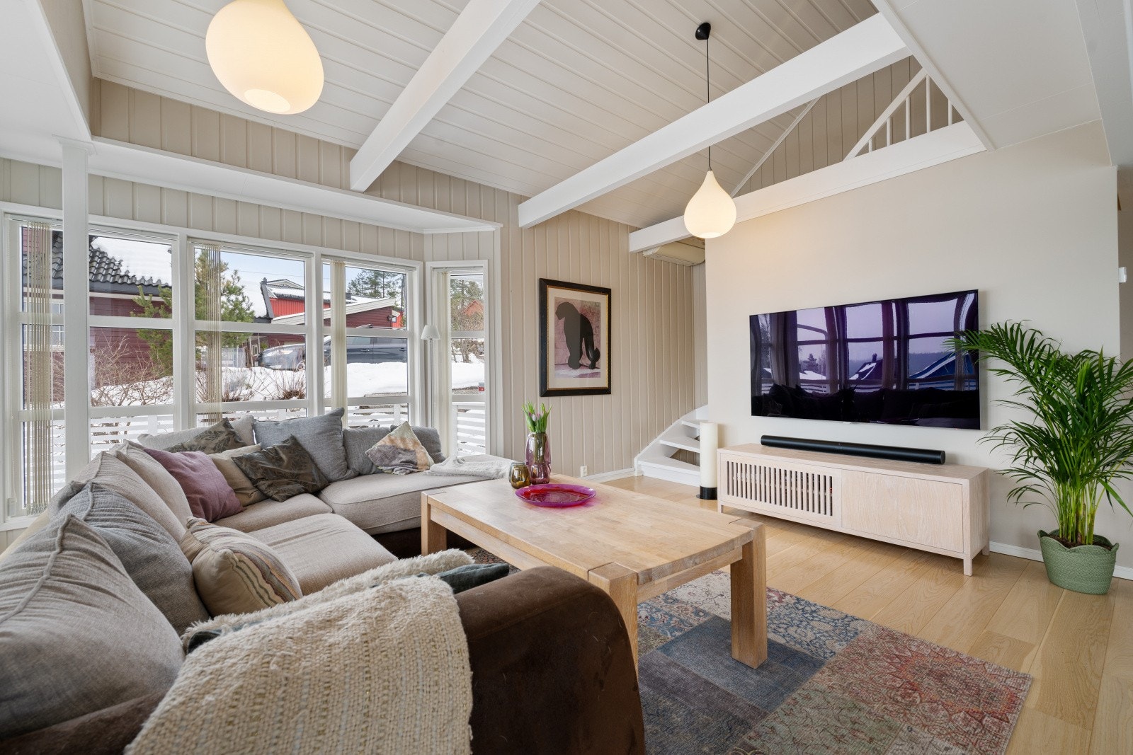 Store vindusflater flere nye i 2020, gir rikelig med dagslys inn i rommet. Galleribilde