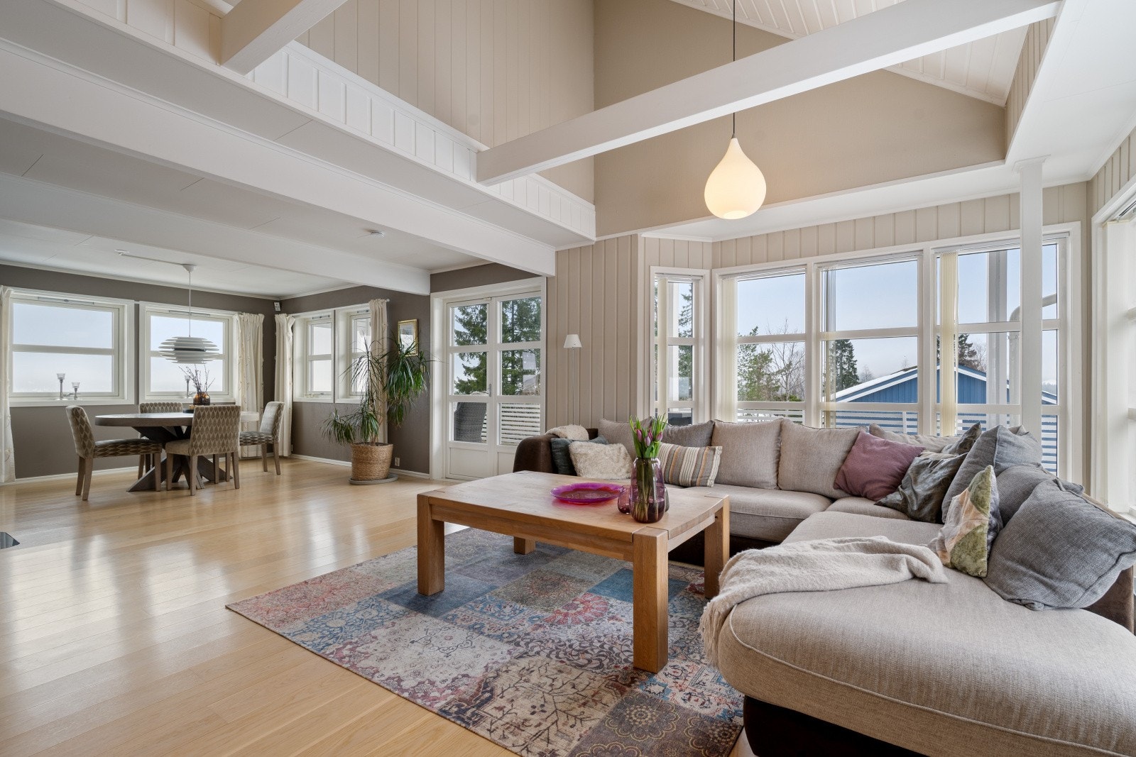 Stuen i første etasje egner seg ypperlig som boligens naturlige samlingspunkt. Galleribilde