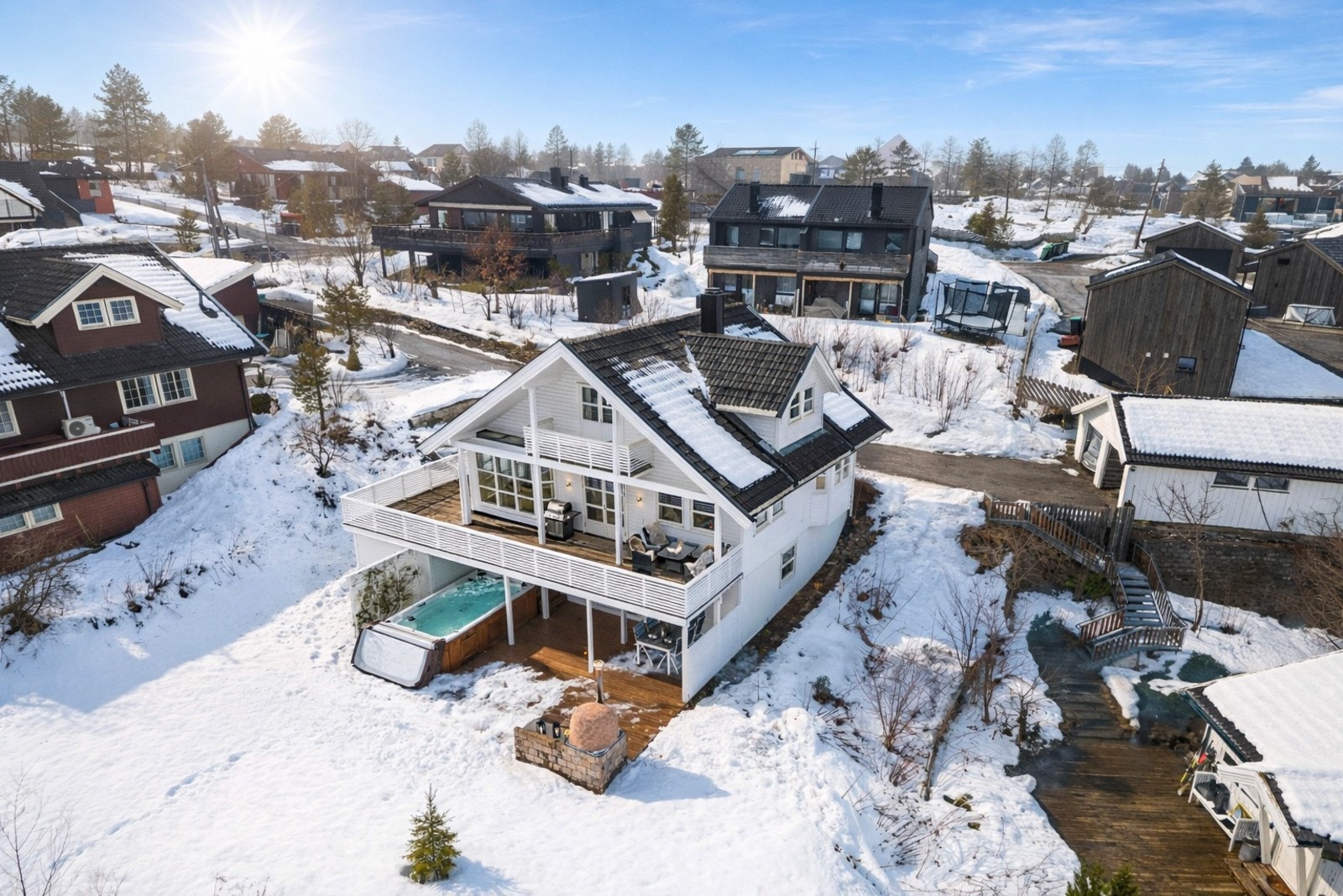 Velholdt og innholdsrik enebolig i et barnevennlig nabolag på toppen av Rotnes. Galleribilde