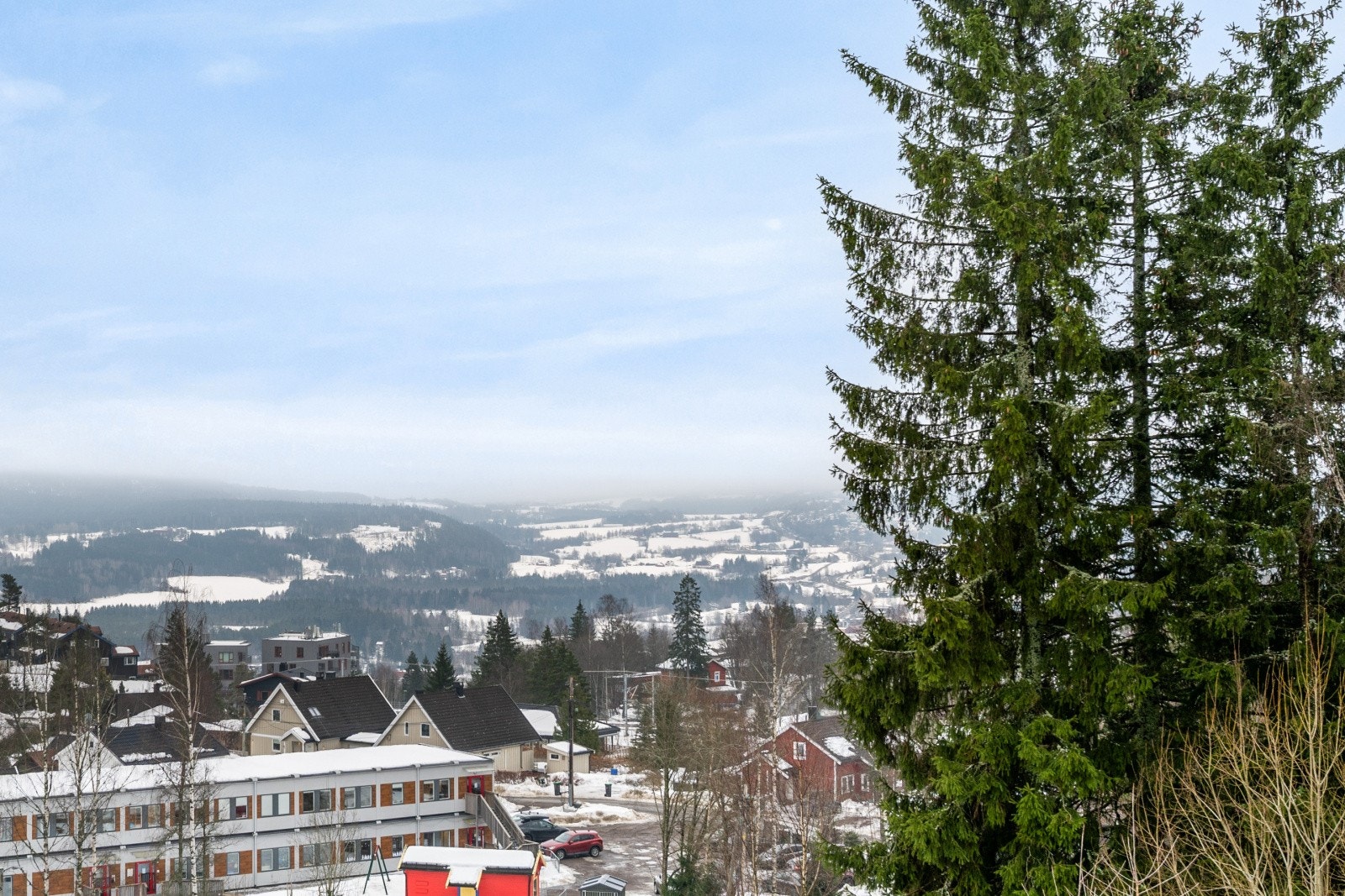 Fra balkongen har man en vidstrakt utsikt over Nittedal. Galleribilde