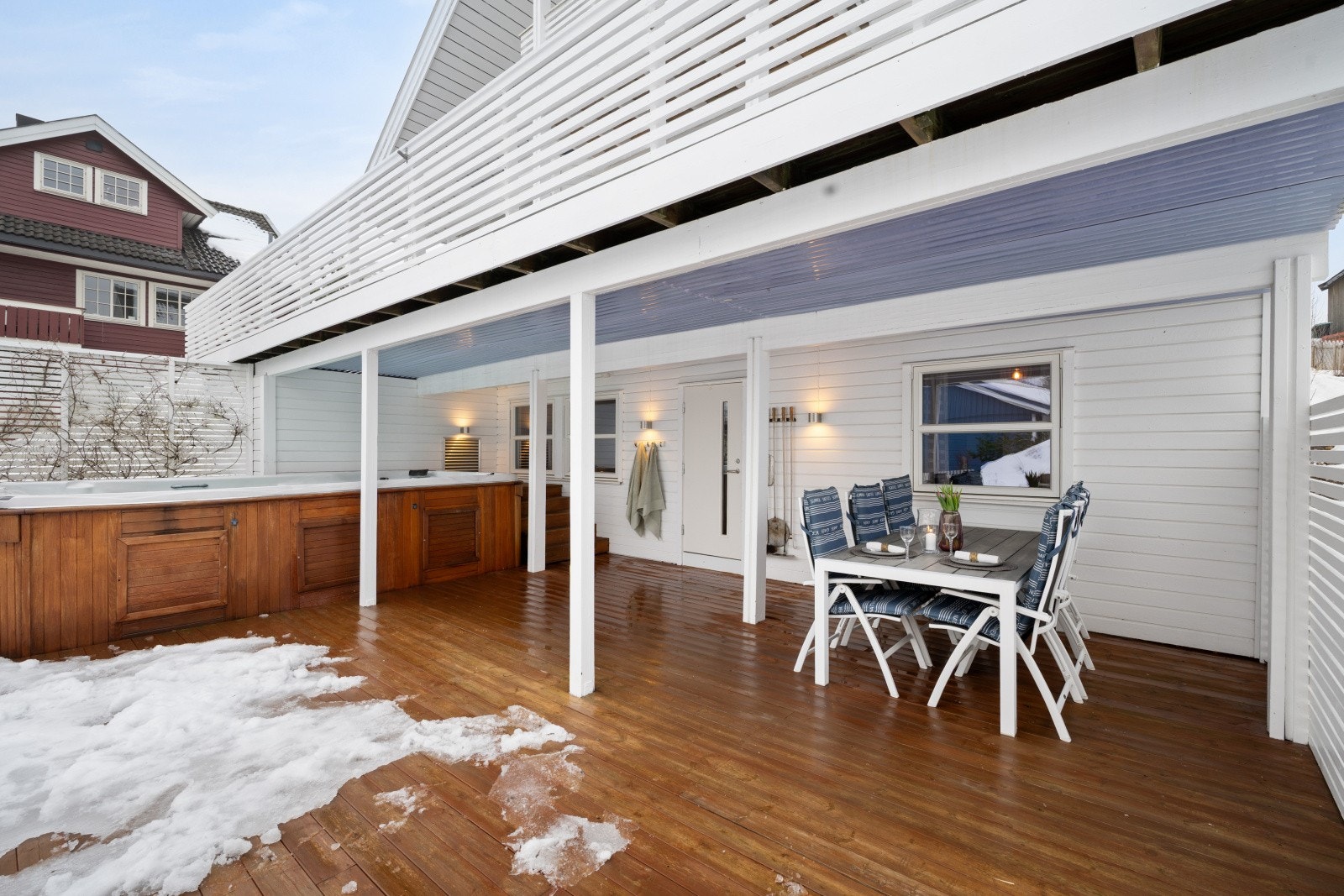 Den nedre terrassen er delvis overbygget og svært usjenert. Galleribilde