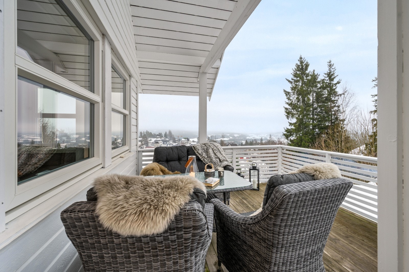 Terrassen på 46 kvm har god plass til flere utemøblementer. Her kan nydelig utsikt og gode solfolrhold nytes. Galleribilde